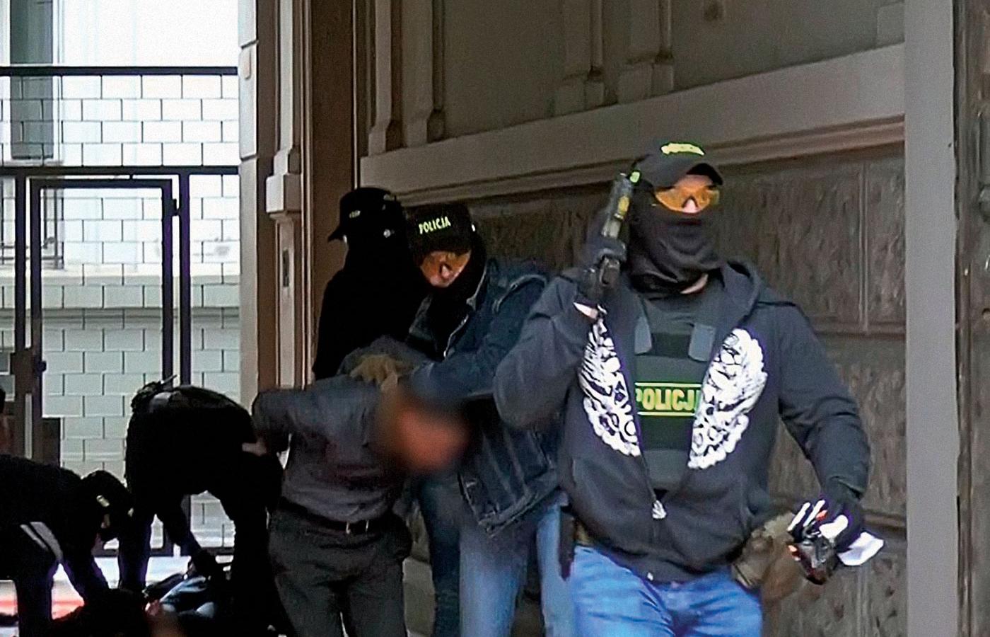 Zatrzymanie w Alejach Ujazdowskich – fotografia z materiałów policyjnych