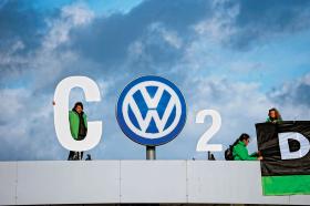 Demonstracja Greenpeace przed siedzibą Volkswagena w Wolfsburgu.