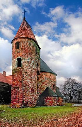 Pierwsze  pewne chrześcijańskie pochówki pojawiły się przy kościołach i klasztorach. Rotunda św. Prokopa w Strzelnie z XII/XIII w.