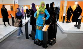 Ekskluzywny dom mody w Teheranie. Kreacje raczej stonowane.