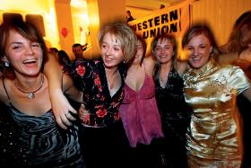 Impreza andrzejkowa zorganizowana przez emigracyjny tygodnik „Goniec” w londyńskiej dzielnicy Ealing, 2006 r.