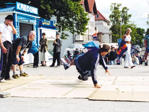 Pokaz breakdance’u na ulicy w Mielnie. Taniec był pierwszym elementem hiphopowej kultury, który dotarł do Polski.