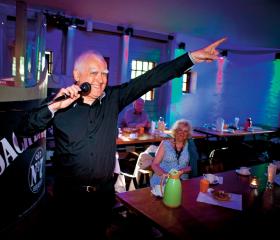 Przyjaciel Wiki - Wojciech Dąbrowski. Jedną z jego pasji jest śpiew.