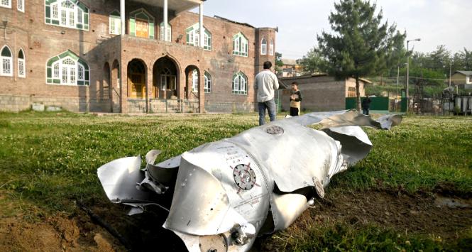 Elementy rakiety, która spadła nieopodal miejscowości Srinagar w administrowanej przez Indie części Kaszmiru.