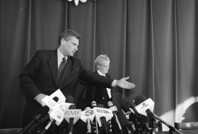 Posłanka Unii Wolności Barbara Labuda wywołała burzę, gdy przed drugą turą wyborów prezydenckich 1995 roku przeszła do obozu lidera SLD Aleksandra Kwaśniewskiego. Była pierwszym politykiem solidarnościowej opozycji, który zdecydował się na taki ruch.