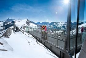 Platforma widokowa Top of Salzburg

Na szczycie lodowca Kitzsteinhorn na wysokości 3029 m n.p.m. ulokowana jest najwyżej położona stacja górska na ziemi salzburskiej – Gipfelwelt 3000. Magnesem, który przyciąga tu turystów o każdej porze roku jest platforma widokowa, z której roztacza się spektakularny widok niemal naokoło na Park Narodowy Wysokich Taurów oraz lodowiec. Oprócz platformy znajdują się tu też: kino z panoramicznym ekranem, wystawa poświęcona lodowcowi, restauracja i… lodowa arena, gdzie stęsknieni zimy mogą pojeździć na sankach i porzucać się śnieżkami również w środku lata.