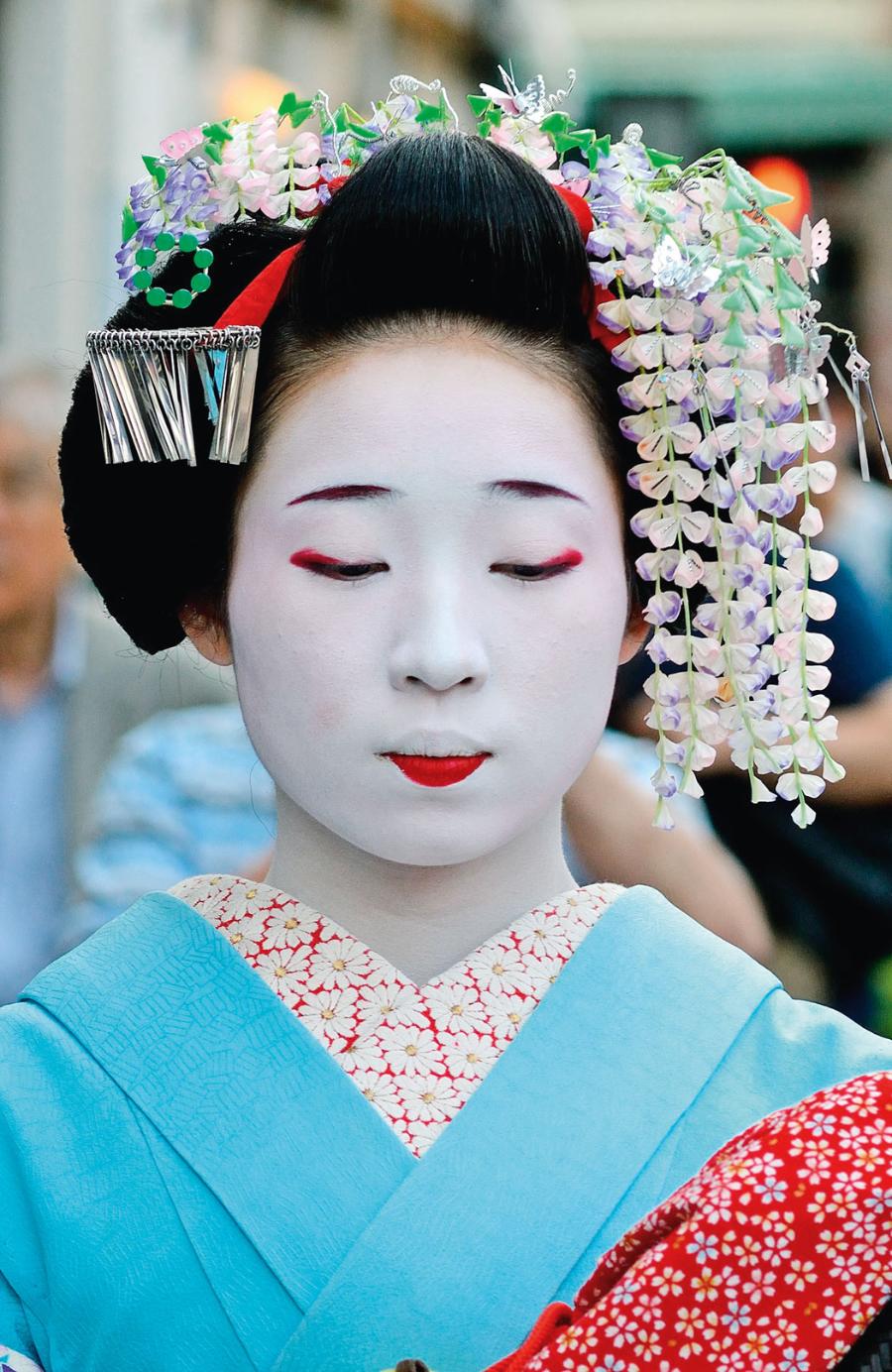 Uczesanie oraz ozdoby wskazują, czy dana gejsza jest młodszą lub starszą maiko, czy najbardziej wyedukowaną geiko.