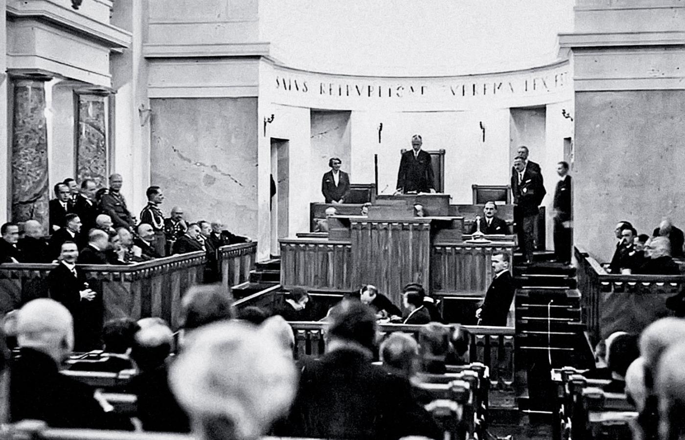 Inauguracyjne posiedzenie senatu III kadencji, 9 grudnia 1930 r. Na fot. m.in. senator Hanna Hubicka i marszałek senatu Władysław Raczkiewicz.
