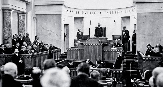 Inauguracyjne posiedzenie senatu III kadencji, 9 grudnia 1930 r. Na fot. m.in. senator Hanna Hubicka i marszałek senatu Władysław Raczkiewicz.