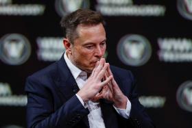 Elon Musk wezwał do zamrożenia prac badawczych w całej branży na minimum sześć miesięcy, aby w ten sposób dać czas rządom na przygotowanie stosownych regulacji.