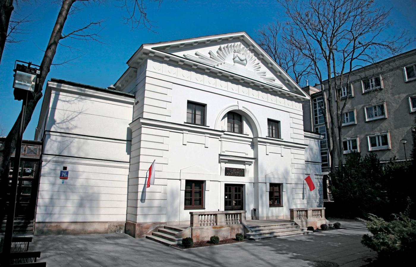 Od 1986 r. opera mieści się w klasycystycznym budynku (byłego zboru kalwińskiego).
