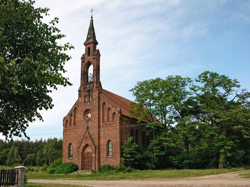 Większość koncertów odbywa się w opuszczonym przez mennonitów, 200-letnim kościółku w Nekielce. Andrzej Kareński-Tschurl i jego syn kupili go w tajemnicy przed Anną. Dopiero przed jej imieninami ujawnili zakup, oświadczając, że to prezent.