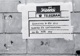 Plakat Solidarności na warszawskim murze, listopad 1981 r.