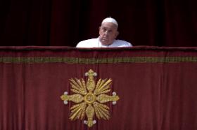 Papież Franciszek podczas udzielania błogosławieństwa „Urbi et Orbi” i składania życzeń „dobrej Wielkanocy” z balkonu Bazyliki św. Piotra, 20 kwietnia 2024 r. w Rzymie.