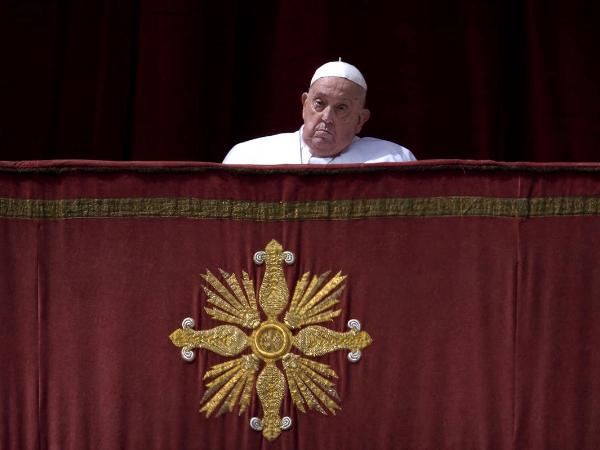 Papież Franciszek podczas udzielania błogosławieństwa „Urbi et Orbi” i składania życzeń „dobrej Wielkanocy” z balkonu Bazyliki św. Piotra, 20 kwietnia 2024 r. w Rzymie.