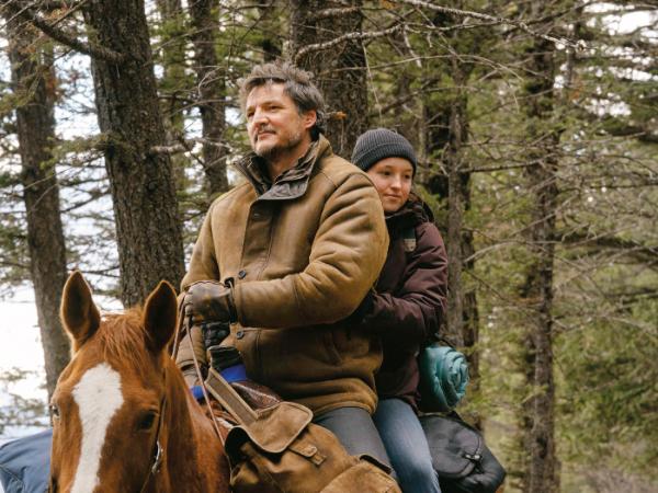 Pedro jako Joel i Bella Ramsey grająca Ellie w serialu „The Last of Us”