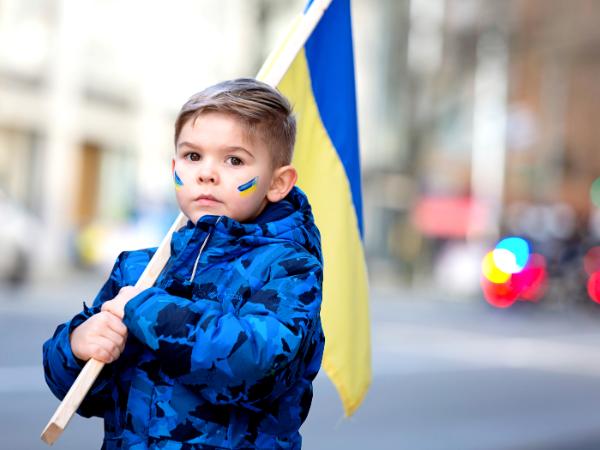 Artyści pomagają walczącej z rosyjskim najeźdźcą Ukrainie na różne sposoby.