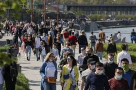 Wiele badań potwierdza, że więcej czasu wolnego oznacza przełączanie się na mniej konsumpcyjny styl życia, polegający na pielęgnowaniu mniej materialnych przyjemności, w tym spotkania z przyjaciółmi, sport i rekreację.