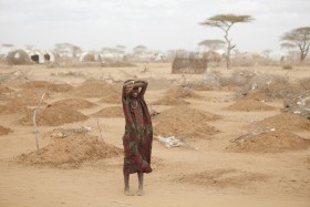 Szlak wędrówki somalijskich rodzin do obozów znaczą groby tych, którzy nie wytrzymali wielogodzinnej wędrówki bez prowiantu i wody. Na fot. dziewczynka na cmentarzysku dzieci, które nie dotarły do obozu Dadaab.