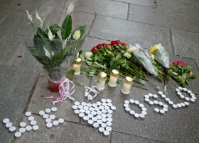 Oslo przykrywa ciągle warstwa kwiatów i wypalonych zniczy.