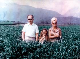 Gen. Wojciech Jaruzelski (wtedy minister obrony narodowej) z żoną Barbarą i córką Moniką na Kaukazie, lata 70.