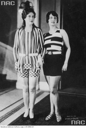 Kostiumy plażowe z lat 20 XX w. Odkrywały już sporo, w porównaniu ze strojami z poprzedniego wieku, ale wziąż skrywały talię.