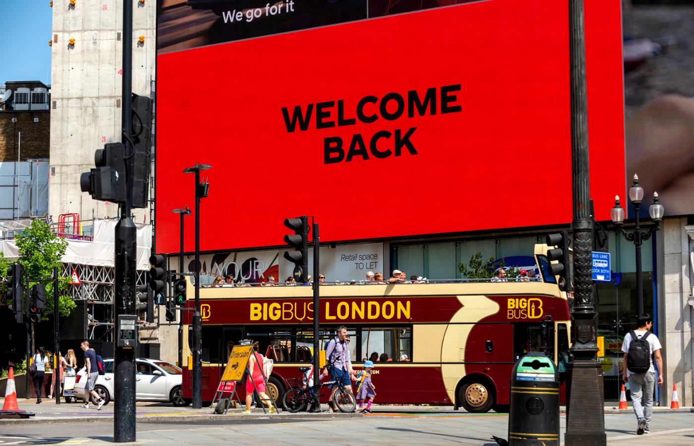 Wielki napis „Witajcie z powrotem” na Piccadilly Circus w Londynie