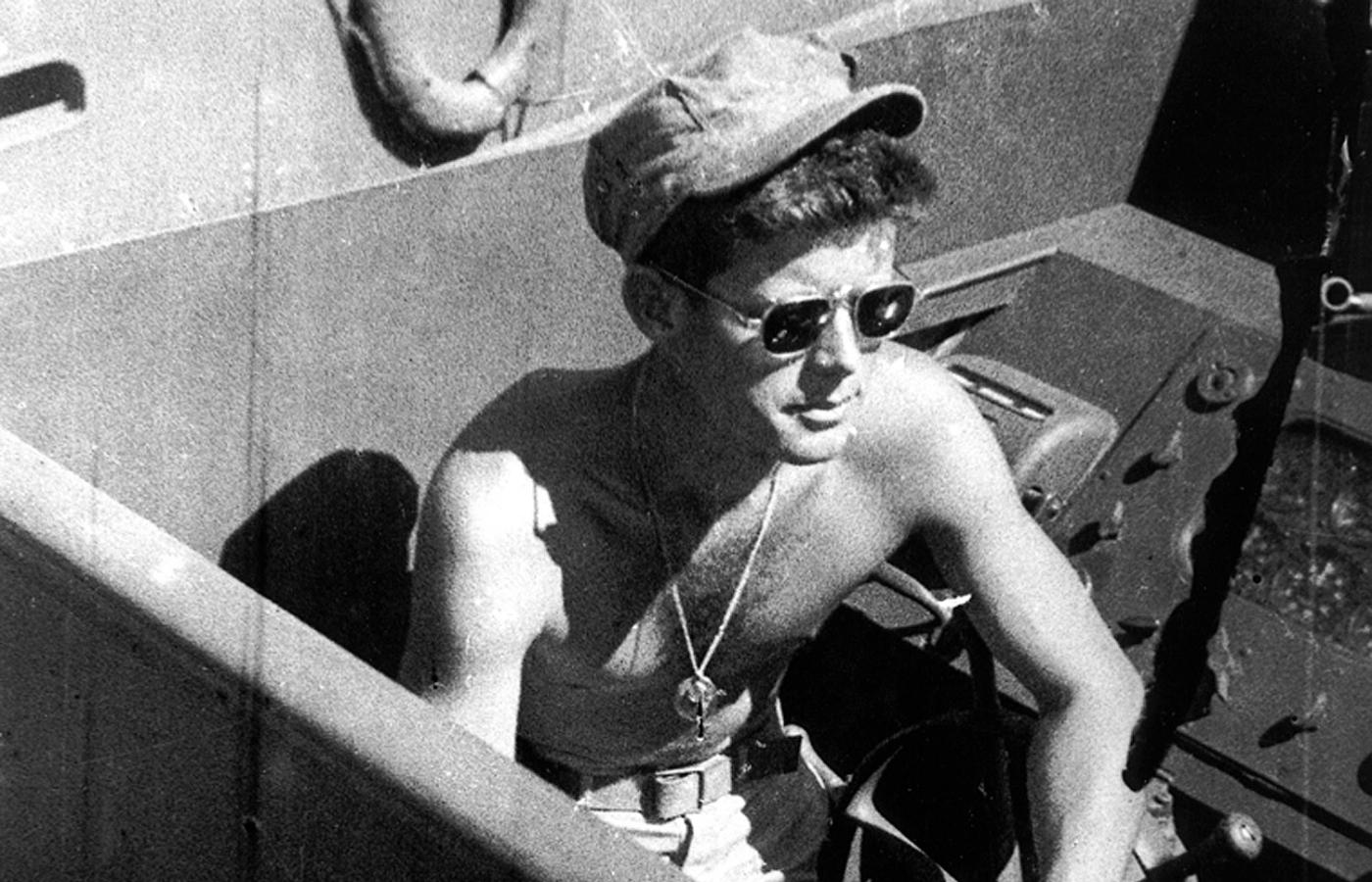 Podporucznik US Navy John F. Kennedy w sterówce kutra PT-109, 1943 r.