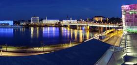 Linz nad Dunajem

Linz to z kolei stolica Górnej Austrii i miasto, które jeszcze kilka lat temu postrzegane było wyłącznie jako siedziba przemysłu bez większej wartości turystycznej. Kiedy to na brzegach Dunaju zagościła nowoczesna sztuka, zmienił się też wizerunek i kierunek rozwoju miasta – dziś jest to perła nowoczesności, w której nie brak ciekawych inicjatyw i inwestycji w kulturę i sztukę.