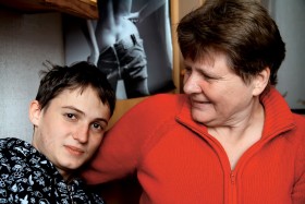 Michał Grzelak z babcią.