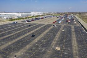 Wiele fabryk samochodowych ze względu na pandemię stanęło – kryzys z zaopatrzeniem w części to efekt zamrożenia łańcuchów dostaw na całym świecie. Na fot. parking montażowni samochodów w Detroit, USA.