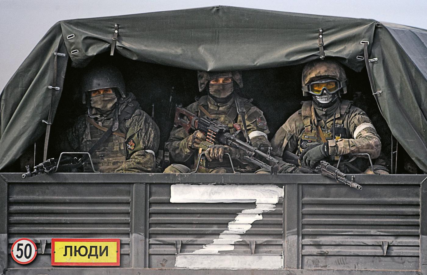 Rosyjscy żołnierze w samochodzie oznaczonym literką Z, czyli siły wschodnie nacierające z Donbasu.