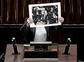 Posłanka PO Monika Wielichowska prezentuje w Sejmie zdjęcie posła PiS Piotra Pyzika pokazującego posłom opozycji środkowy palec.