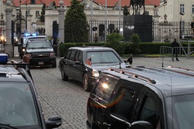 Jest gość honorowy. „Bestia” z amerykańskim prezydentem wjeżdża na dziedziniec Pałacu Prezydenckiego.
