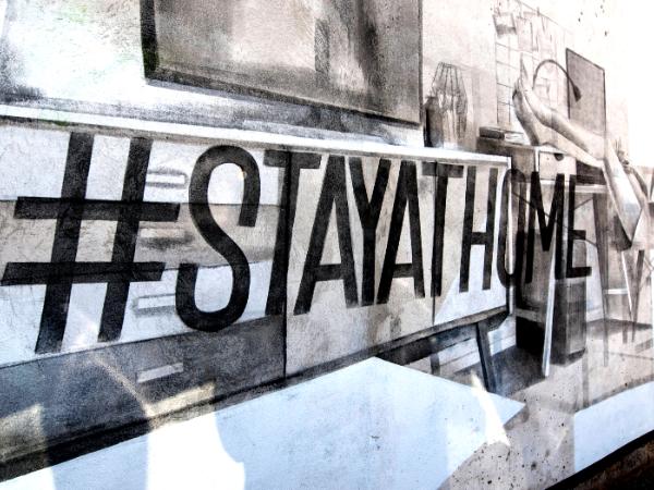 Mural w Zielonej Górze zachęcający do pozostania w domu