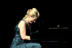Grażyna Piotrowska - Oliwa w roli pianistki podczas gali z okazji XX-lecia Konfederacji Pracodawców Polskich, 2009 r.