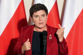 Nawet dobrze wytrenowani politycy, których gesty nie są spójne z tym, kim są naprawdę, mogą udawać te gesty jedynie przez pewien czas.