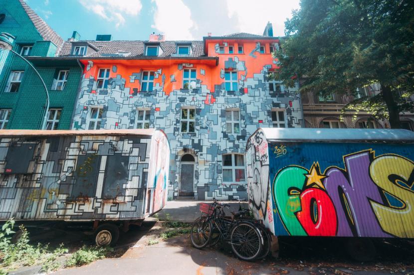 Kolorowa ściana w Düsseldorfie, wykonanie Majo Brothers i Ben Mathis.