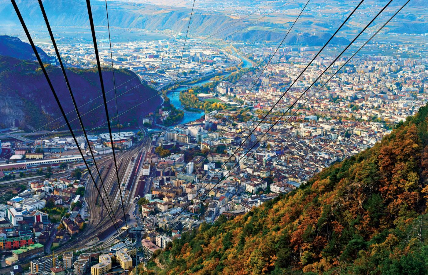 Górna Adyga i miasto Bolzano mają status prowincji autonomicznej.