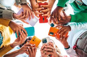 Z badań wynika, że rozmawiając przez telefon z drugim człowiekiem, budujemy silniejsze więzi emocjonalne niż podczas esemesowych czy mailowych dialogów.