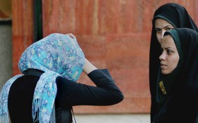 Iran - strażniczki rewolucji (w czadorach) ostrzegają kobietę w szajlii, że jest 'nieprzyzwoicie' ubrana.