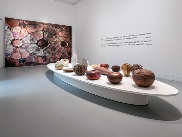 Henryk Lula. Ceramika. Sztuka materii, wystawa w Zachęcie. Projekty 95-letniego artysty to ceramiczna czołówka.