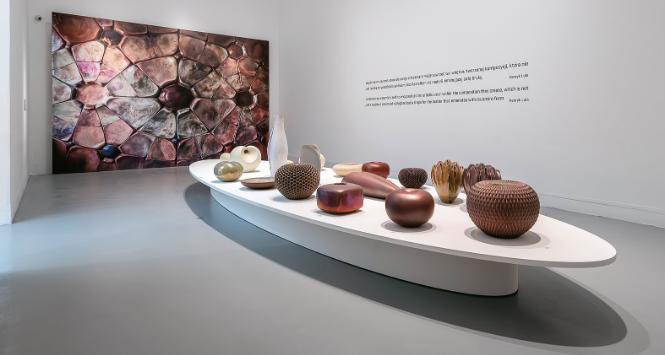Henryk Lula. Ceramika. Sztuka materii, wystawa w Zachęcie. Projekty 95-letniego artysty to ceramiczna czołówka.