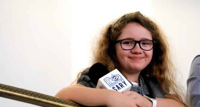 Najmłodsza sejmowa reporterka, 11-letnia Sara Małecka-Trzaskoś