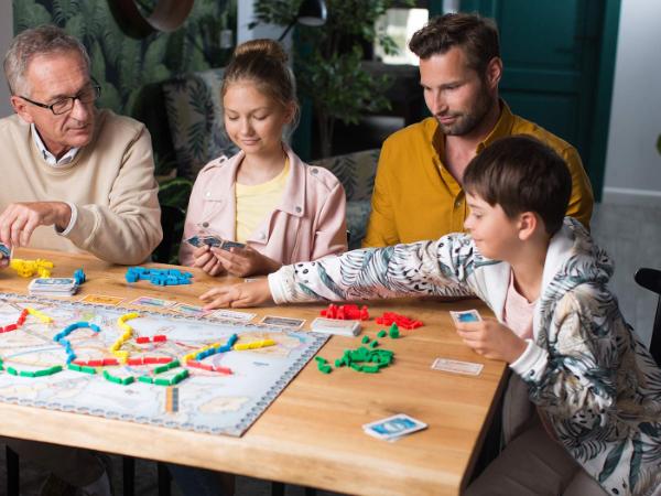 Bezkonkurencyjna gra familijna z mapą Europy