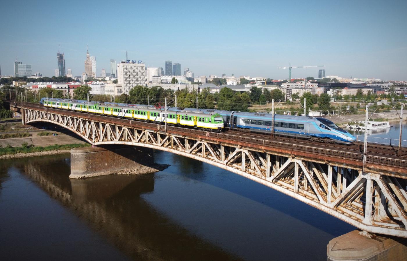 Pociąg Kolei Mazowieckich i pociąg IC Pendolino na moście średnicowym w Warszawie