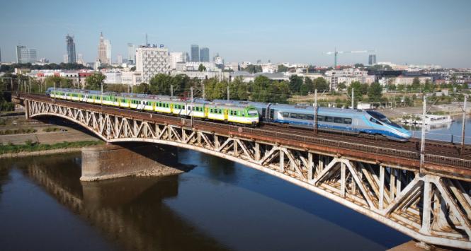 Pociąg Kolei Mazowieckich i pociąg IC Pendolino na moście średnicowym w Warszawie