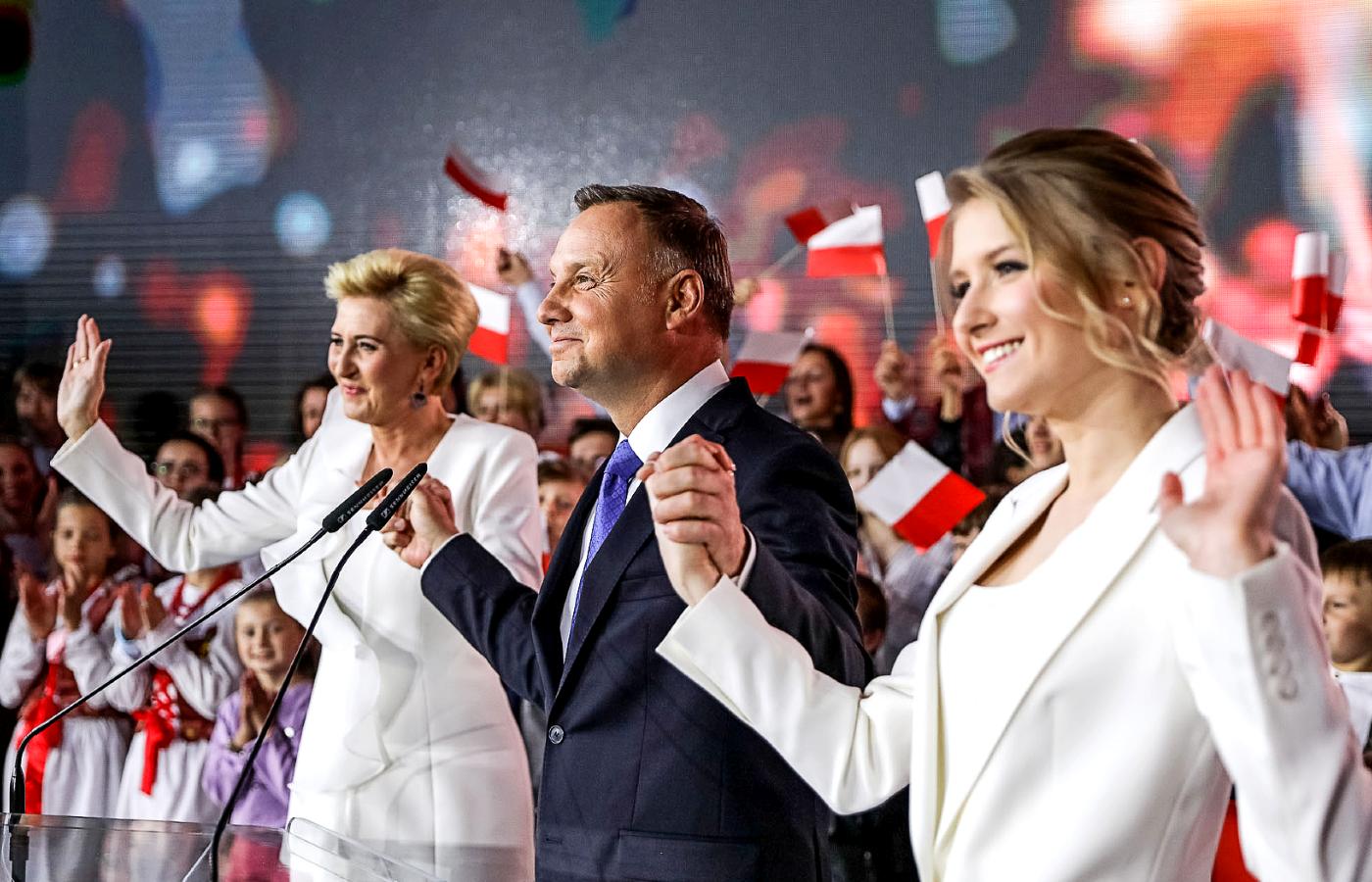 Agata Kornhauser-Duda, Andrzej Duda i Kinga Duda podczas wieczoru wyborczego 12 lipca