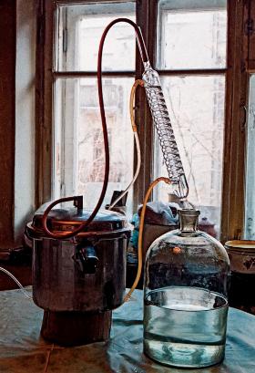 W polskich realiach do wprowadzenia nowych przepisów – gospodarskiej produkcji destylatów – należy zmienić siedem ustaw i mieć zielone światło od trzech resortów. I to nie byle jakich.