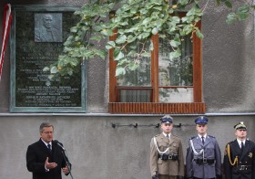 Tablica pamiątkowa na ścianie warszawskiej kamienicy, w której mieszkał ostatni prezydent na uchodźstwie Ryszard Kaczorowski...